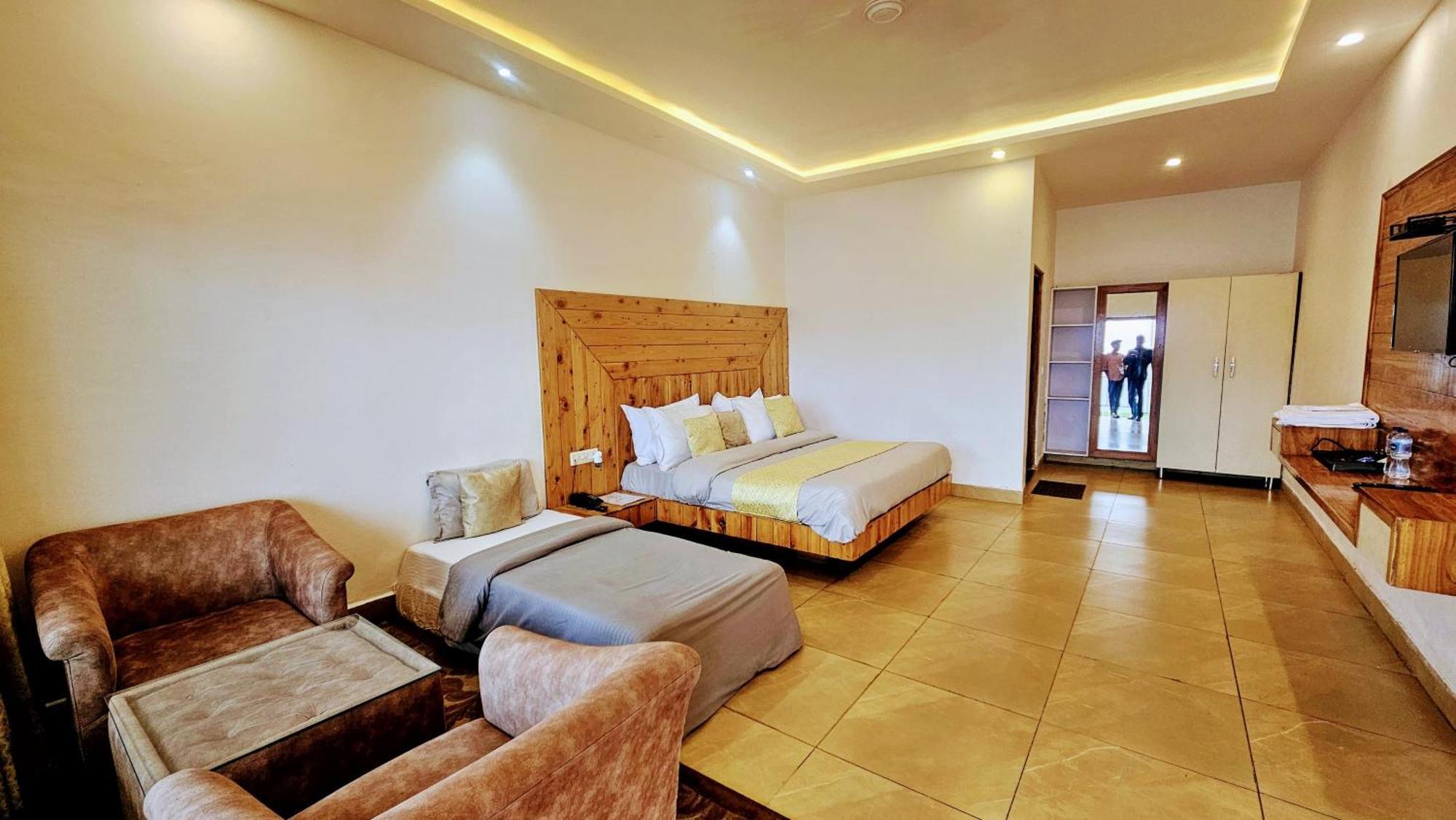 מוסורי Living On The Edge A Luxury Stay מראה חיצוני תמונה